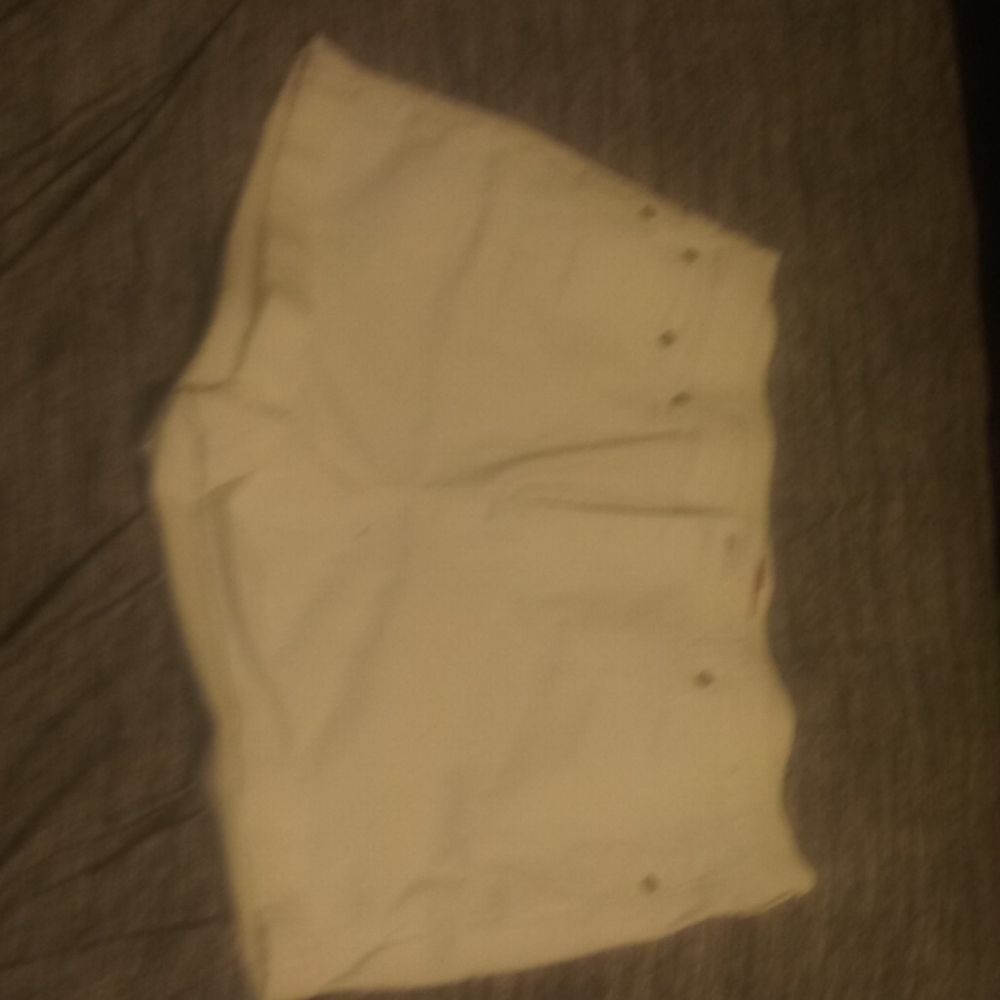 White shorts - Picture 2 of 3